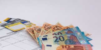 Czym się różni przelew online od przelewu bankowego?