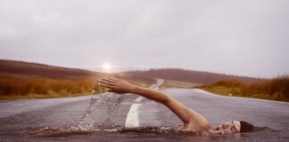 Co daje pływanie żabką?