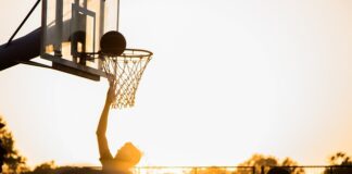 Czy dziecku zawsze musi się odbić po jedzeniu?