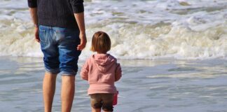 Jak nauczyć dziecko stać na nogach?